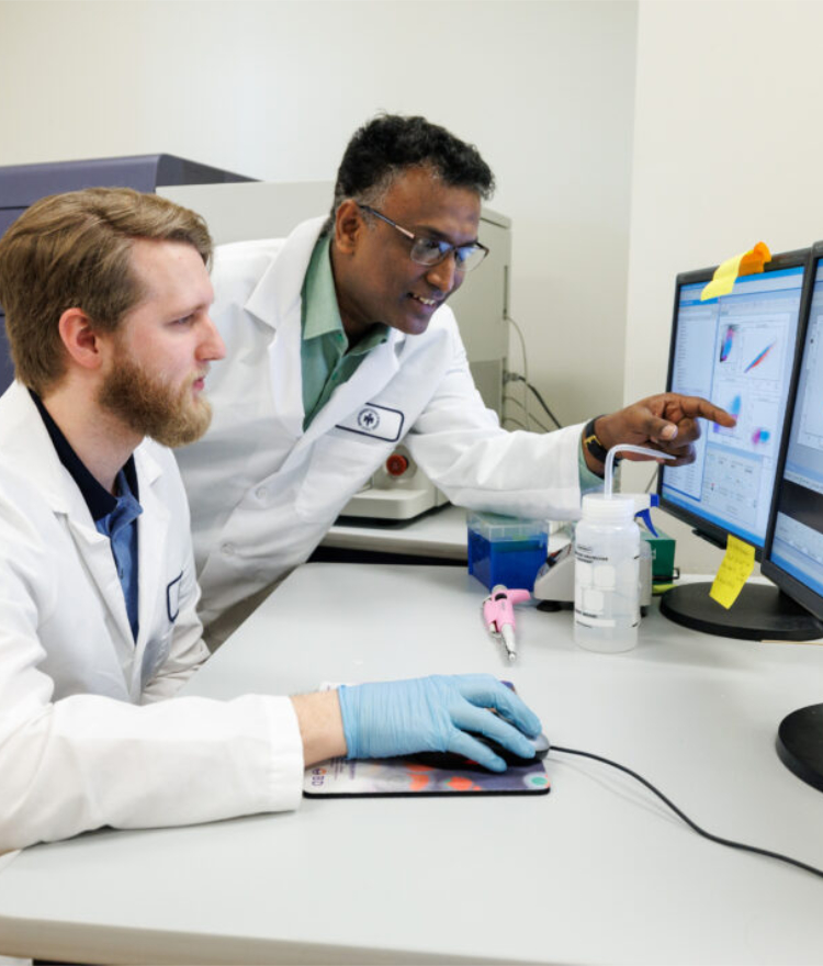 Dr. Raghavan Chinnadurai and a Mercer biomedical sciences student working in a lab.